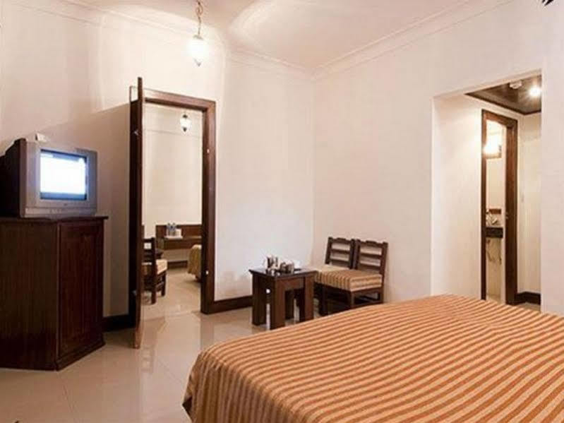 Hotel Atithi Agra  Exteriör bild